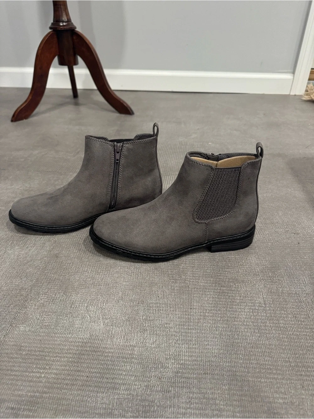 Sonomas Gray Suede Chelsea Boots - Sleek Side-Zip Design Size 7.5